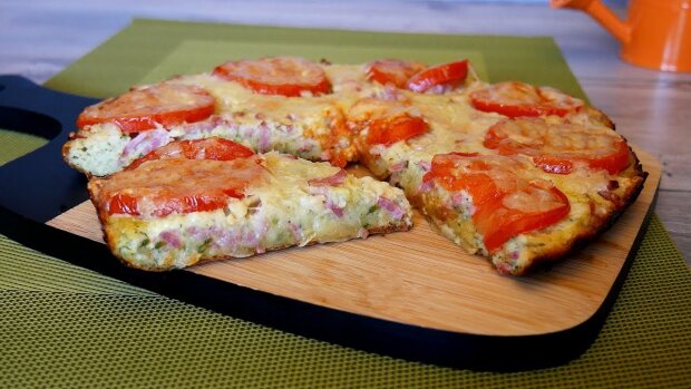 Нежно и аппетитно: рецепт пиццы из молодых кабачков с сыром и крабовыми палочками