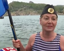 Повний абзац: росіян у Криму змусили плавати у крижаній воді з прапорами СРСР, серпами та молотами. Відео