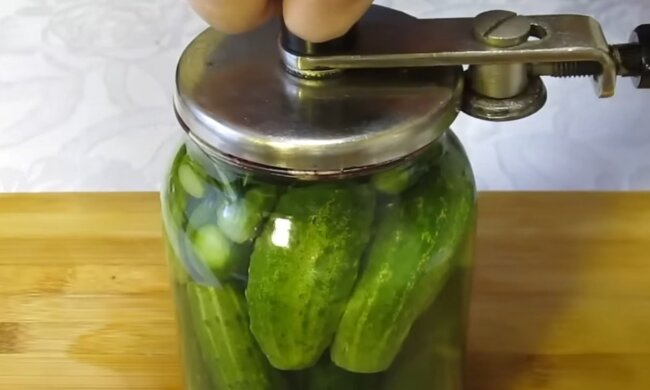 Маринование огурцов, фото: youtube.com