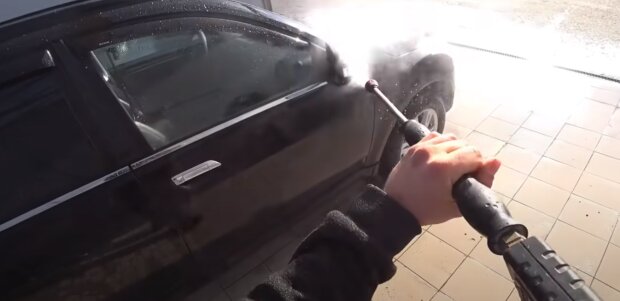 Миття авто: скрін з відео
