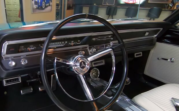 Настоящая "капсула времени": в заброшенном гараже нашли 56-летний американский седан в идеальном состоянии