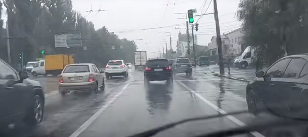 Вождение под дождем: скрин с видео