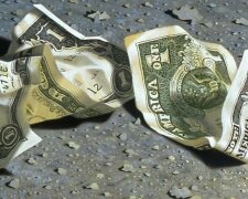доллары на дороге