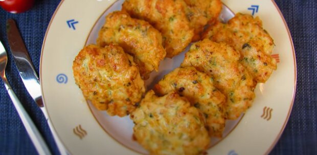 Рецепт аппетитных рубленых куриных котлет с молодыми помидорами. Фото: YouTube