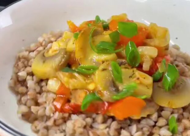 Куриные бедра с овощами, кадр из видео