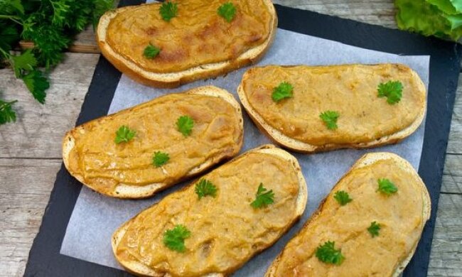 Швидко та апетитно: рецепт закуски у вигляді сирно-пивних тостів. Розлітаються миттєво