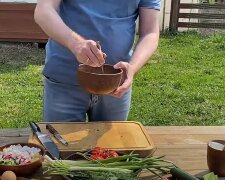 Справжня літня закуска: рецепт швидкого салату з картоплі та редиски із заправкою зі сметани, хрону та гірчиці