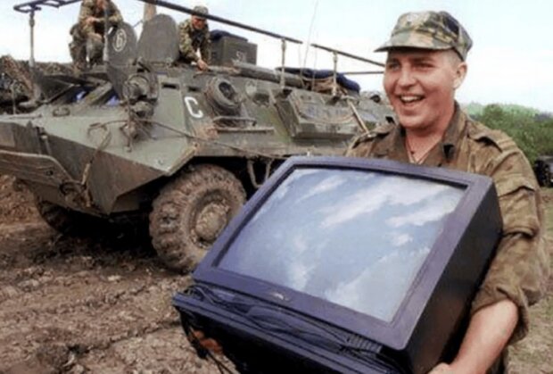"Непобедимые" войска Путина воруют у украинцев ковры. Везут домой любимым женщинам