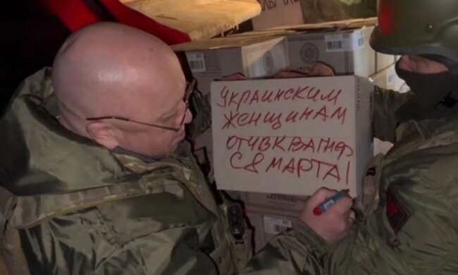 Странно, что все не «вдули»: главарь «Вагнера» Пригожин поздравил украинок с 8 марта, подписав коробки с украденным украинским шампанским