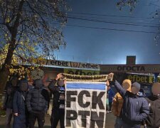 Европу охватили антипутинские акции: от мостов до футбольных трибун