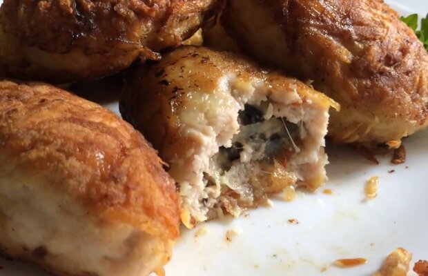 Курячі котлети з грибами та сиром, кадр з відео