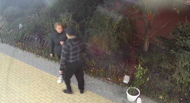 Собака «согрішила». У Києві священик напав на жінку з кулаками. Відео