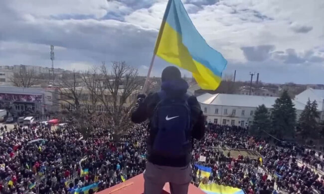 Под дулом автомата: как херсонцы прятали украинские флаги во время оккупации. Видео