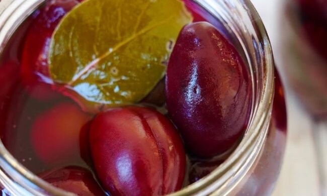 Маринованные сливы, фото: youtube.com