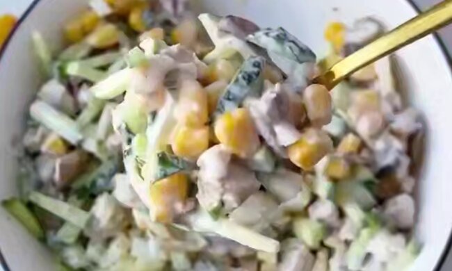 Салат с курицей, грибами и кукурузой, кадр из видео