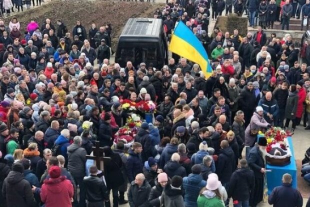 Как хоронили украинских героев: на улицы вышли тысячи людей. Фото