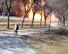 Прямо по жилым домам: видео падения российской ракеты на Киев