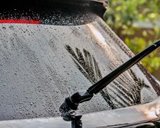 Эта проблема знакома каждому: что нужно сделать, чтобы дворники не размазывали грязь по стеклу автомобиля