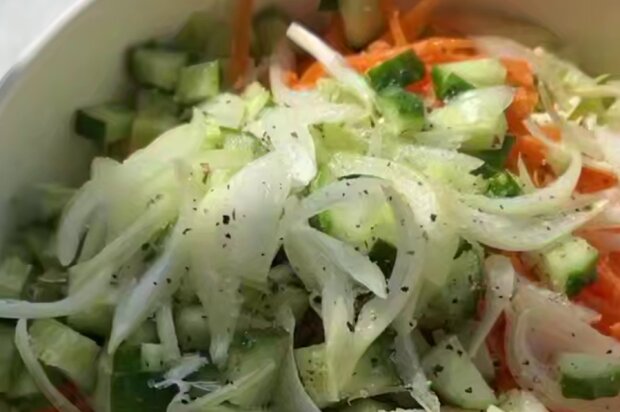 Салат с капустой, морковкой и горошком, кадр из видео