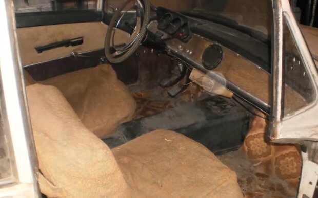 Водители окаменели: в гараже нашли редкое украинское авто "Искра" с сюрпризом от "Волги"