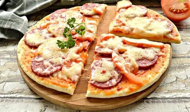 Рецепт завтрака для ленивых: вкусная пицца из лаваша, которая готовится без духовки (видео)