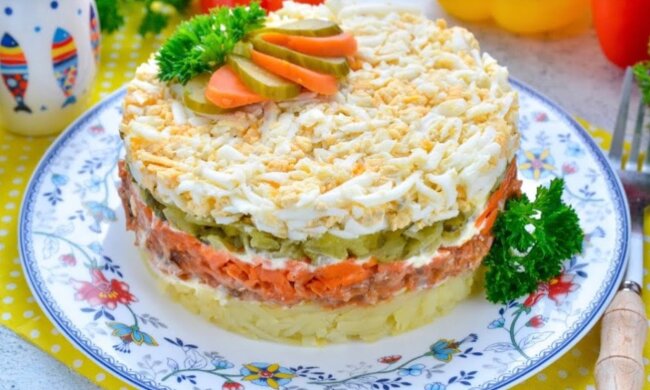 В это блюдо влюбляются с первого раза: рецепт бюджетного и аппетитного салата из кильки в томатном соусе