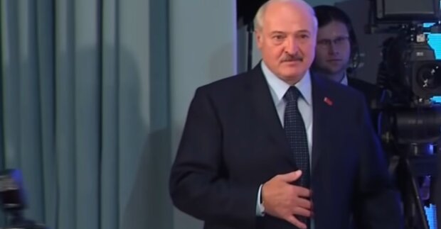 Секрет розкритий: чому Лукашенко, Сталін і Ленін завжди ховають одну руку під піджаком