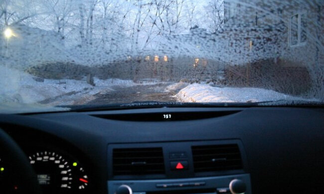 Проблема, с которой сталкивался каждый: почему в автомобиле лобовое стекло начинает замерзать изнутри