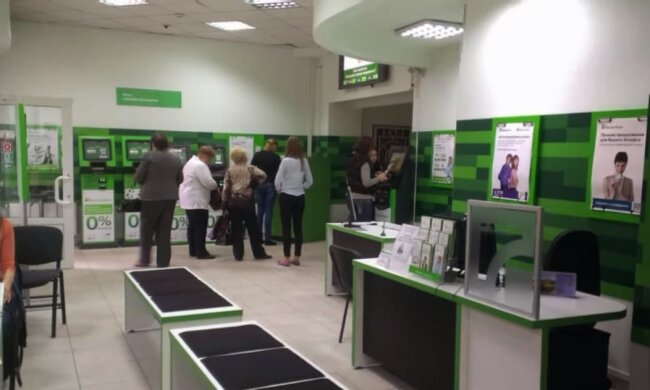 Клиенты ПриватБанка в ужасе обрывают горячие линии: деньги списывают со счетов без предупреждения