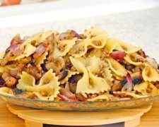 Называется "варнишкес": рецепт старого еврейского блюда из макарон, гречки и грибов
