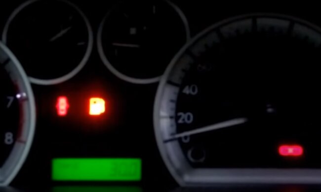 Горить лампочка бензину: скрін з відео