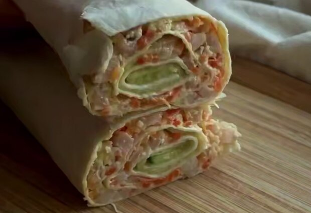 Рулет с курицей и корейской морковкой, кадр из видео