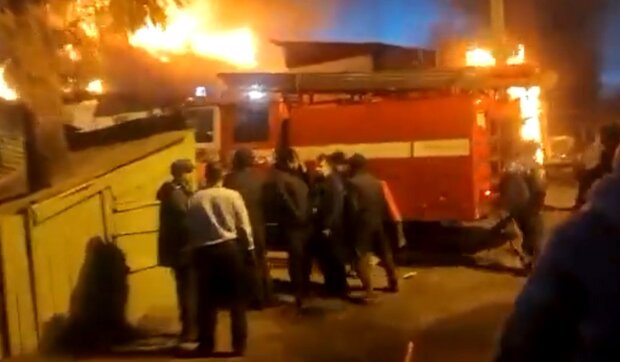 У Росії впав черговий бойовий літак просто на житлові будинки. Відео падіння та пожежі