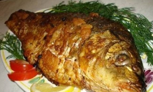 Будете облизывать и пальцы, и тарелку: рецепт запеченного карася с яблоком и капустой