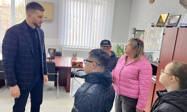 "Сонячні" гості в екоінспекції: як дитячі усмішки та різнокольорові шкарпетки об’єднали житомирських екологів