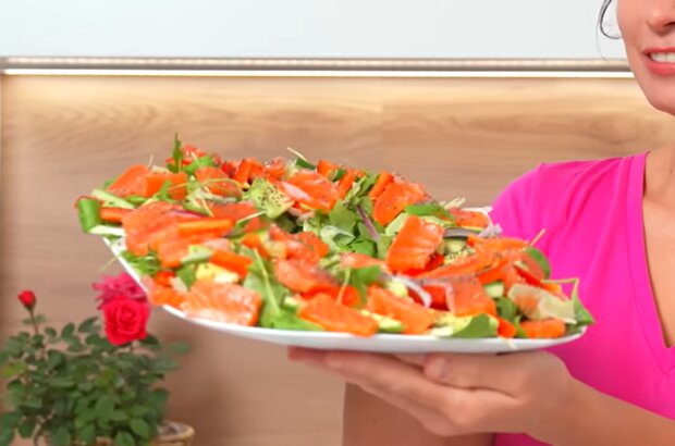 Салат с лососем, кадр из видео