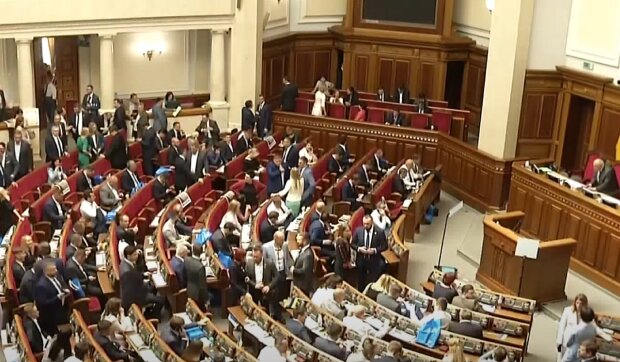 Депутати дуже бідно живуть та вимагають, щоб їм підвищили пенсії чи не на 30 тисяч гривень