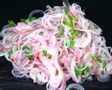 Как вкусно и полезно замариновать лук без уксуса. Фото: YouTube