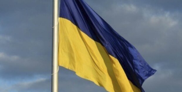 Плохой знак. В Харькове ветер разорвал надвое флаг Украины. Видео