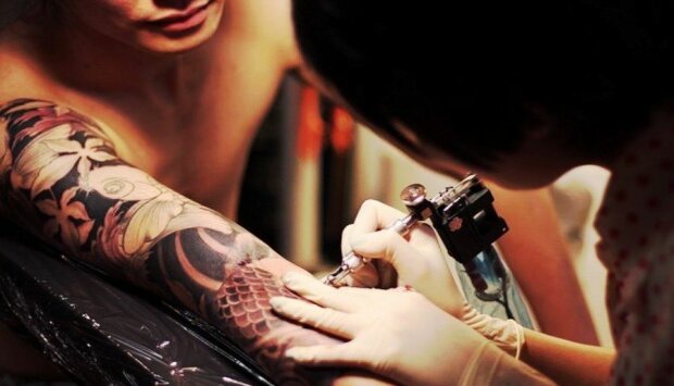 Специалисты пояснили, почему татуировки могут спровоцировать рак 