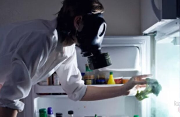 Помогут нитки: как избавиться от неприятного запаха в холодильнике