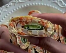 Рулет с курицей и корейской морковкой, кадр из видео
