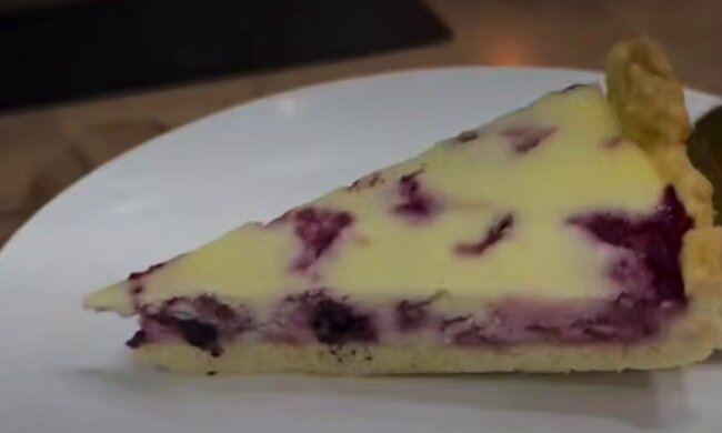 Ягодный пирог с творожной заливкой, кадр из видео