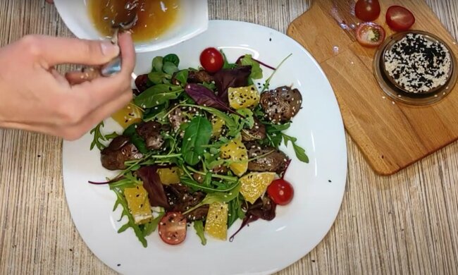 Салат с куриной печенью