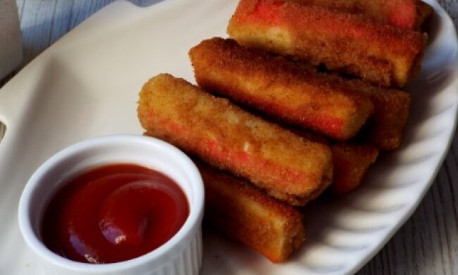 Будете клацати як насіння: рецепт крабових паличок, обсмажених у яйці та сухарях