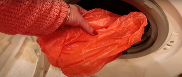 Пластикові пакети. Фото: скріншот YouTube