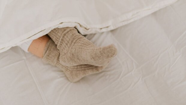 Не повторюйте цю помилку: чому ночами ні в якому разі не можна спати в шкарпетках