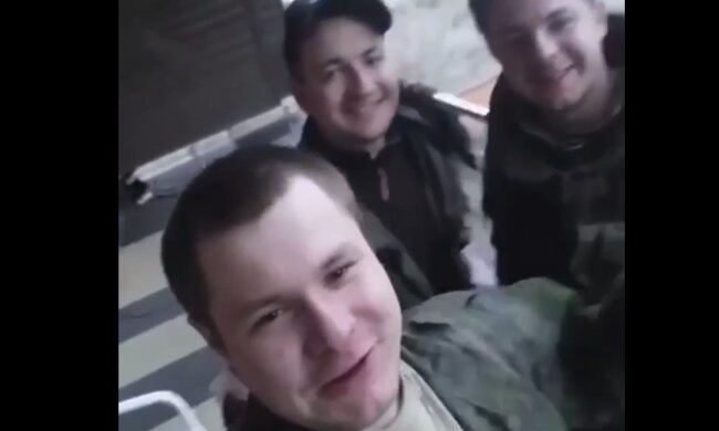 Слушали Цоя и катались на угнанных машинах: видео с телефона российских оккупантов