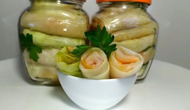 Рецепт овощных голубцов на зиму, которые закрываются в маленьких баночках. Фото: YouTube