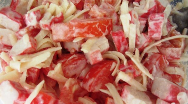 Його можна їсти навіть після шести: рецепт салату з крабовими паличками, сиром та помідорами.